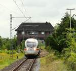 DSB/DB ICE-TD 605 011 aus Aarhus bei der Einfahrt in Flensburg, im Hintergrund ist das alte Flensburger Reiterstellwerk  FO  zu sehen.