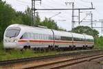 DSB/DB ICE-(D)605 004/104/204 und 504 oder auch Tz 1104 dieselt hier wegen der  La  mit 40 km/h durch Jübek bei Schleswig.