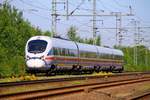 DSB in Cooperation with DB ICE-(T)D 0605 020/120/220/520 Tz 5520  Rendsburg  als ICE 381 nach Berlin brummt hier gemütlich durch Jübek.