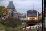 DSB MR/MRD 40/4204 kam aus Grenaa und fährt hier am Hafen vorbei in Richtung Aarhus Bahnhof.