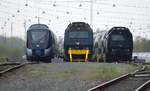 DSB IC4 MG/MH 56/5812 sowie die Litra ME 1528 und 1514 stehen abgestellt im neugebauten Abstellbereich im Gbf Aarhus, aufgenommen wurde das Bild von einem Parkplatz aus.