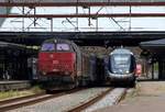 DSB IC4 MG 56/5859 nach Esbjerg wartet auf die Abfahrt während die RSC Litra MZ 1452 mit ihrem Güterzug ebenfalls nach Esbjerg langsam durch den Bahnhof von Fredericia dieselt.