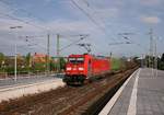 185 334-7 der Railion Scandinavia fährt hier mit dem  Volvo-Zug  durch den Rendsburger Bahnhof.