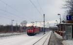 RSC 185 337-0 rauscht hier mit einem der wenigen in Padborg zusammen gestellten KLV-Züge(wegen der Streckensperrung Padborg-Kolding) durch Schleswig und befreit das mittlere Gleis vom Schnee.