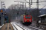 DBS/RSC 0185 337-0 mit dem Gegenzug dem 44721 nach Hannover aufgenommen bei der Durchfahrt in Schleswig.