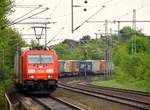 RSC/DBS 0185 322-2 fährt hier mit einem KLV Zug und freundlichem (Licht)Gruß durch Schleswig.