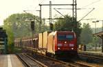 Abendsonnengegenlichtaufnahmme...DBS/RSC 0185 324-8 mit dem Volvo-Zug(4625x)und den üblichen zwei DHL KLV Wagen rauscht hier durch Schleswig.