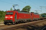 RSC EG 3108 und 3111 rollen hier mit einem Stahlplattenzug über Gleis 3 in Schleswig Richtung Hamburg.