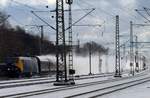 Mit Volldampf ähm Vollstrom rauscht die damals noch blau-gelbe EG 3102 mit einem H Wagen Zug durch HH-Harburg.