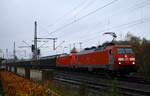 EG 3101 hat die 0 185 326 und einen sehr langen Güterzug am Haken und muss wegen der Baustelle heute sozusagen im  Gegengleis  den Schleswiger Bahnhof durchfahren.