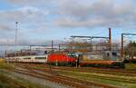 Hectorrail 241.004 hat nunmehr die IC Wagen übernommen und fährt an der DSB EB 3203 vorbei in den südlichen Bahnhofsteil des Bf Pattburg, 04.02.2023