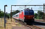 DSB EB 3215 ( 91 86 0003 215-8 DK-DSB, REV/MMAL/16.04.21 ) hat hier mit dem ersten Lokbespannten IC von Hamburg nach Kopenhagen als IC 1198 Einfahrt in Pattburg/DK.