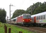 DSB EB 3214 passiert mit ihrem IC Kopenhagen-Hamburg Hbf den am Einfahrtsignal von Pattburg wartenden Snälltåget D 304 aus Innsbruck Hbf, 31.07.2023 