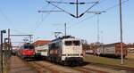 Generationentreffen in Dänemark: DSB Litra EB 3242 mit EC nach Hamburg und RailAdv 111 029 mit Anhang Pattburg/DK 11.002.2025