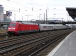 101 025 passiert die S-Bahn-Haltestelle Warschauer Strae; 09.04.2012