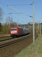 101 078 lehnt sich mit einer IC-Garnitur bei Möbisburg in die Kurve, 15.4.15