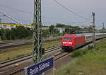 101 011 fhrt an der Zugspitze des IC2223 in den Bahnhof Berlin-Sdkreuz ein.