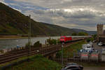 101 119 hat auf dem Weg in Richtung Köln soeben den Bahnhof Oberwesel durchfahren, während auf der anderen Rheinseite eine Doppeltraktion FLIRT als Regionalbahn unterwegs ist.