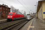 Entlang der Strecke Kassel-Bebra ist die Infrastruktur vieler Bahnhfe auf die beiden durchgehenden Hauptgleise reduziert. Dieser InterCity der Mitte-Deutschland-Verbindung von Dsseldorf nach Gera nutzt daher - geschoben von 101 128 - das Gegengleis im Bahnhof Baunatal-Guntershausen, um die RegioTram nach Melsungen zu berholen. TW 701 wartet die berholung ab und spiegelt sich dabei in der bemerkenswert sauberen 101.