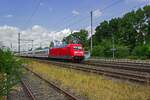 Wegen Bauarbeiten an der Schnellfahrstrecke zwischen Stendal und Berlin wird ein Teil der IC von Berlin nach Amsterdam ber Magdeburg und Braunschweig umgeleitet. Mit einem solchen Zug ist 101 006 am 21.07.2022 in Niederndodeleben unterwegs in die Hauptstadt.