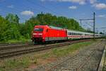 Auf dem Gegengleis ist am 17.05.23 101 048 mit einem InterCity in Richtung Amsterdam unterwegs. Der Zug hat kurz vor dem Bahnhof Niederndodeleben einen Gterzug berholt und wird wahrscheinlich bei der nchsten Gelegenheit wieder ins Regelgleis wechseln.