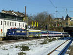 Eine Art Ersatz-Ersatz hat die TRI-Lok 110 428 hier am Haken: Als RB 48 sind am 12. Februar ein alter Schlafwagen, zwei Halbgepäck-N-Wagen und drei hintereinandergekuppelte Steuerwagen unterwegs. Immerhin haben fast alle die einheitliche Farbgebung des Halters TRI.