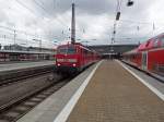 111 227, die 111 mit der höchsten Ordnungsnummer und einem winkenden Lokführer an Bord, verlässt am 29.07.14 München HBF auf der Fahrt nach Pfaffenhofen (Ilm).