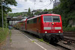 Mit einem RE4 nach Aachen am Haken erreicht 111 012 am 08.06.17 Wuppertal Hbf.