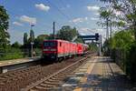 Nein, das ist kein Kurzzug auf dem RE1, sondern eine berfhrungsfahrt. Vermutlich aus Cottbus kommend durchfhrt 112 124 mit einem Doppelstock-Steuerwagen den Bahnhof Erkner.