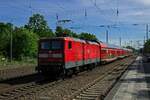 112 112 lief lichttechnisch ung�nstig Richtung Norden am RE3, der in wenigen Augenblicken am Hausbahnsteig von Ludwigsfelde zum Halten kommt.