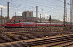 114 007 fhrt mit einem RE aus Richtung Fulda in Frankfurt ein, 20.06.2018.