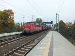 Unverhofft kommt oft und fr so ein Highlight lohnen sich auch zwei Stunden in der Klte stehen schon fast:  140 585 durchfhrt am 9.10.13 mit einem Gterzug nach Westen den Bahnhof Erkner.