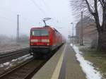 Am Morgen des 5.2.14 schiebt 143 558 eine 2-Dosto-RB von Erfurt nach Smmerda, gerade ist sie in Grorudestedt.