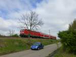 Schiene und Straße: 143 821 und ein Beetle unweit Erfurt Ost am 16.4.14.