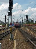 143 843 fährt mit der zweiten Ersatzgarnitur in den Ostbahnhof ein.