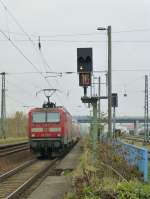 Eine RB nach Erfurt Hbf, geschoben von 143 850, am 26.10.15 bei der Ausfahrt in EF-Ost.