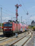 In der Sommersonne fährt 143 011 mit einer RB nach Nordhausen in Sangerhausen ein, das alte Flügelsignal hat die Modernisierung des Bahnhofes noch überstanden.