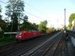 145 022 durchfhrt mit einem Gterzug den Wuppertaler Stadtteil Unterbarmen.