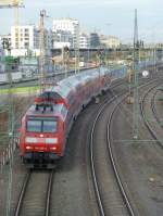 Silvester 13: 146 002 nhert sich als RE 6 dem Ziel Dsseldort Hbf, hier an der Brcke Am Wehrhahn.