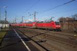 146 026 fährt mit einem der kürzlich auf sechs Wagen erweiterten RE1 aus Köln-Deutz aus.