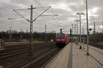 146 259 verlässt mit einem RE5 nach Koblenz den Bahnhof des Düsseldorfer Flughafens.