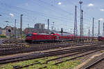 146 252 gehrt zu den von Frankfurt aus in Richtung Kassel und Mannheim eingesetzten neuen TRAXX-Lokomotiven, hier zu sehen bei der Einfahrt in den Frankfurter Hauptbahnhof.