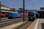 Nahverkehr in Regensburg: Rechts erwartet 440 403 die Abfahrt in Richtung Ingolstadt, whrend links die Bahnland Bayern-Werbelok 146 246 mit einem RE nach Nrnberg einfhrt. Ganz links am Hausbahnsteig ist noch ein 612 zu erkennen, der aus Richtung Hof kommend in Regensburg endet.