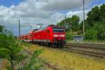 Die Verbindungen ber die ehemalige innerdeutsche Grenze sind im Nahverkehr hufig nicht optimal und dienen eher der Naherschlieung als der Verbindung zwischen greren Zentren. Zwischen Magdeburg und Braunschweig besteht immerhin ein Stundentakt mit einer Regionalbahn, die damit Teil der direktesten SPNV-Verbindung von Berlin in Richtung Hannover ist, da die geografisch direkte Verbindung ber Stendal entlang der Schnellfahrstrecke mehr Umstiege erfordert und auerdem als eingleisige, nicht elektrifizierte Strecke deutlich weniger leistungsfhig ist. Im Sommer 2022 wurde dieser Umstand durch das 9-Euro-Ticket sprbar, da viele Reisende aus dem Westen Deutschlands in Richtung Berlin wollten. Die aus drei Doppelstockwagen bestehende RB40, die hier von 146 015 nach Magdeburg und weiter nach Burg befrdert wird, war entsprechend stark ausgelastet.