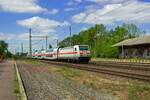 Mit einem InterCity in Richtung Leipzig durchfhrt 146 553 am 17.05.23 Niederndodeleben.