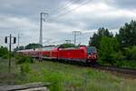 Mit einem Pendelzug von Lichtenberg zum Flughafen Sch�nefeld f�hrt 147 002 am 14.07.21 durch den ehemaligen Rangierbahnhof Berlin-Wulheide.