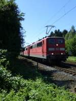 151 109 und eine Schwesterlok ziehen einen Zug aus Selbstentladewaggons am 1.8.13 durch Hilden.