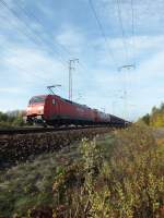 Natur pur! 152 111 und 152 017 durchfahren am 19.10.13 die Wulheide in Richtung Polen.