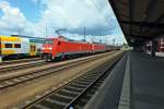 Vor dem bisschen Fernverkehr, das es in Cottbus noch gibt, wollte ich noch mal kurz in die Bahnhofshalle und Verpflegung kaufen, doch halt! Was kommt in gerade dem Moment um die Ecke? Ein Gterzug