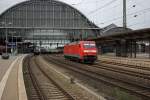 152 038, die erst 20 Minuten zuvor mit Zug in südlicher Richtung durch Bremen gefahren war, ist hier bereits wieder auf dem Weg nach Norden.